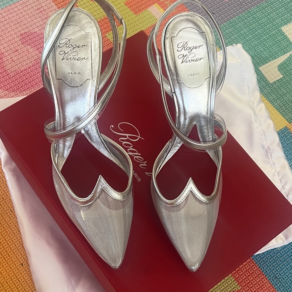 NWT Roger Vivier Metallic Silver Heels